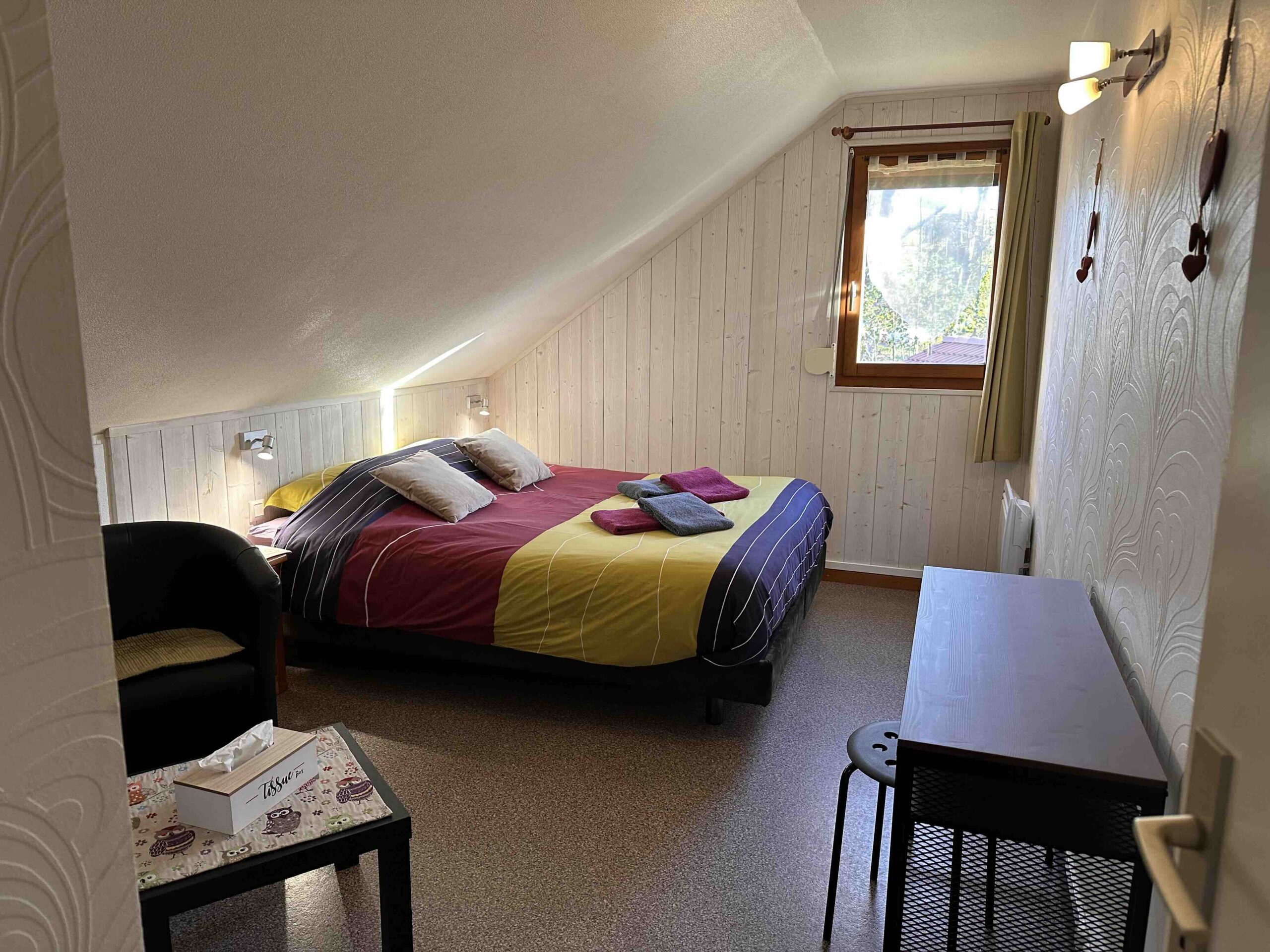 Bedroom upstairs: QUEEN-SIZE bed (160/200) and study area